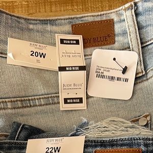 Judy Blue - 20 Wide, Mid Rise, Alexa Ankle Boyfriend Jean  Retail: $58